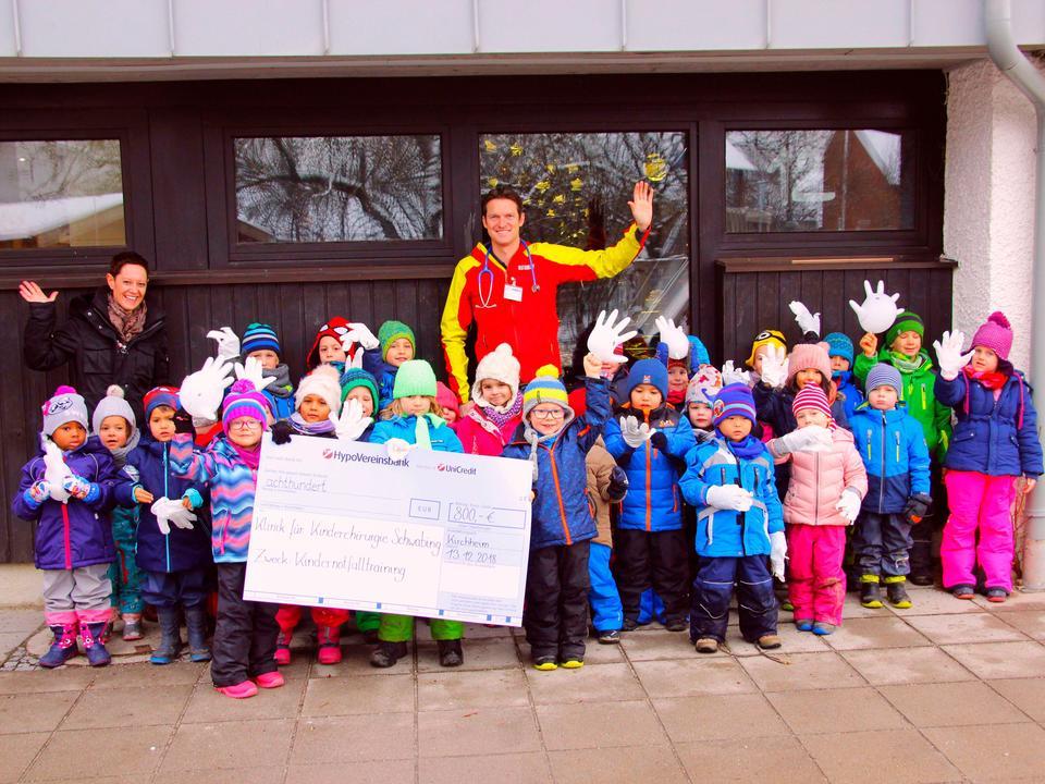 Der Kindergarten Schlehenring in Kirchheim hat im Rahmen seines Weihnachtsbazars 800 Euro für das Kinder-Notfall-Simulationstraining gesammelt.