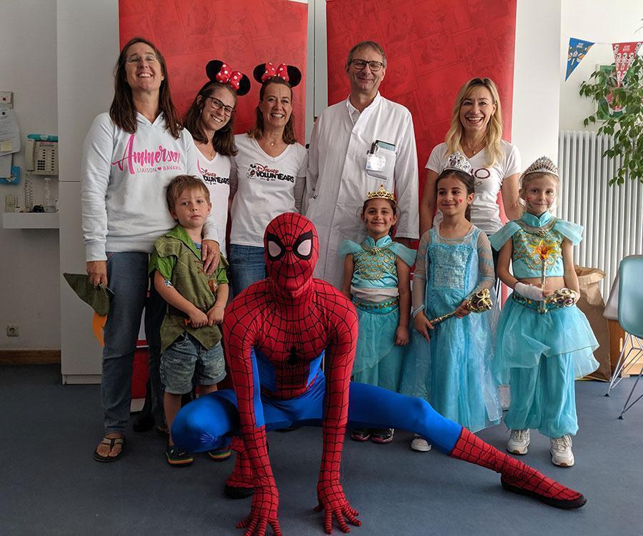 Kostümspende der Walt Disney Company an die Kinderklinik Schwabing.